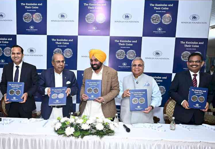 Prakash Hinduja with CM Maan on Book launch